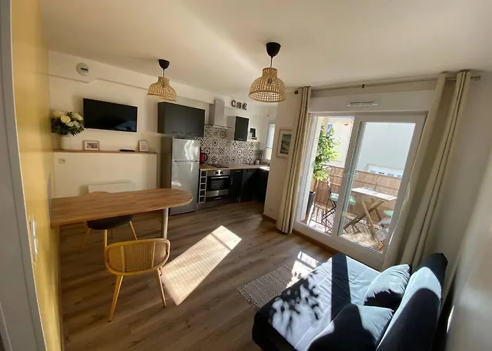 A 50 M De La Plage, Appartement De 35 M2 : Les Pieds Sales