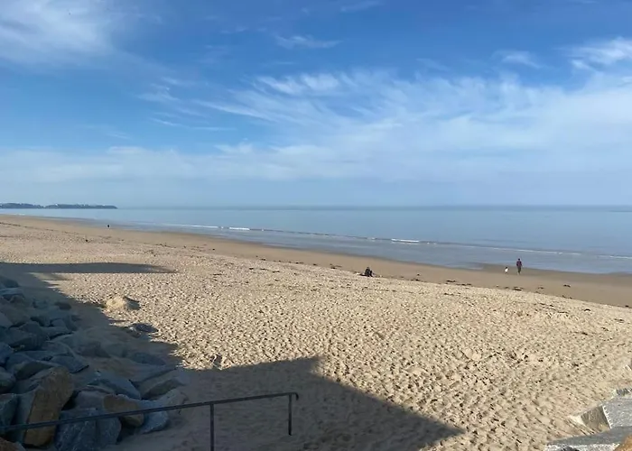 A 50 M De La Plage, Appartement De 35 M2 : Les Pieds Sales