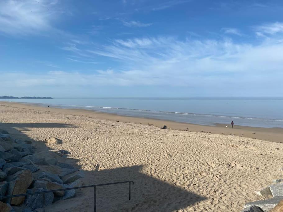 A 50 M De La Plage, De 35 M2 : Les Pieds Sales Apartment Bréhal
